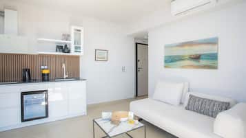 Suite, balcony,pool/sea view | Area soggiorno | Smart TV 45 pollici con canali satellitari, Netflix