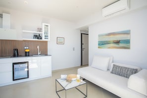 Suite, balcony,pool/sea view | 거실 공간 | 위성 채널 시청이 가능한 45인치 스마트 TV, 넷플릭스, 스트리밍 서비스