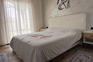 1 bedroom, bed sheets - Seaside Escape - Waterfront Charming Apartment (Mahdia)