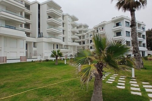Seaside Escape - Waterfront Charming Apartment
