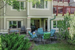 Outdoor dining - 2BDRM | Toby | Steps to Gondola (Panorama)