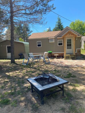 Outdoor dining - Adorable 2 bedroom cabin  with AC  and heat in beautiful  mesick mi (Mesick)