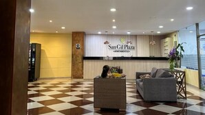 A lobby with a checkered floor, a reception desk, a sofa, and a vending machine. - Suite 1103 (ideal for family travel) (San Gil)