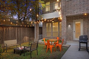Outdoor dining - The Flute House | Calm, Modern and Spacious (Dallas)