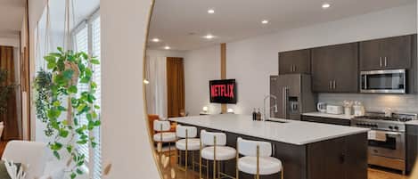 Jääkaappi, mikroaaltouuni, uuni, liesi