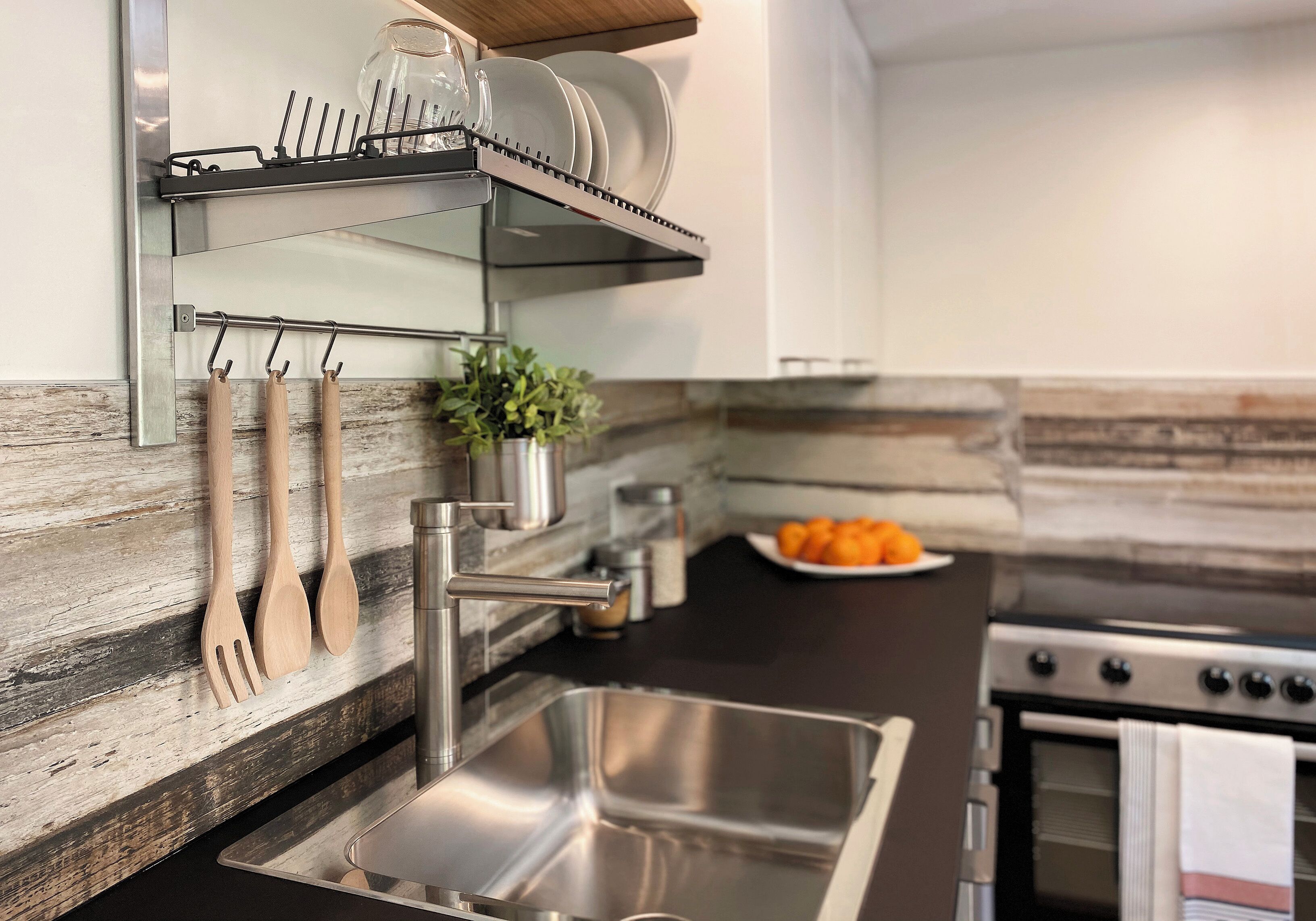 Frigorífico, microondas, horno y placa de cocina