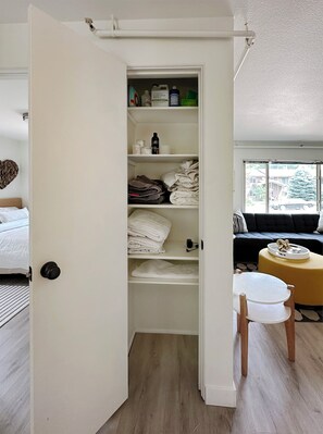 TV - Modern Monthly Boulder Retreat (Boulder)