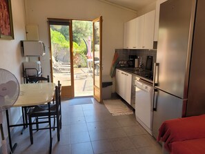 Microwave, oven, stovetop, dishwasher - House with terrace Gulf of Porto near the sea For couples or families (Serriera)