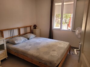 1 habitación, tabla de planchar con plancha, wifi y ropa de cama 