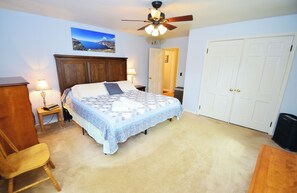 3 quartos, escrivaninha, ferros/tábuas de passar roupa