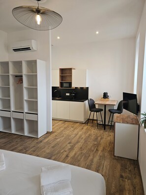 1 bedroom, desk, free WiFi, bed sheets - La Bastide Foch - Quiet & comfort in the city center (Salon-de-Provence)