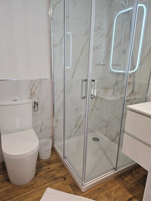 Douche, sèche-cheveux, serviettes fournies, savon