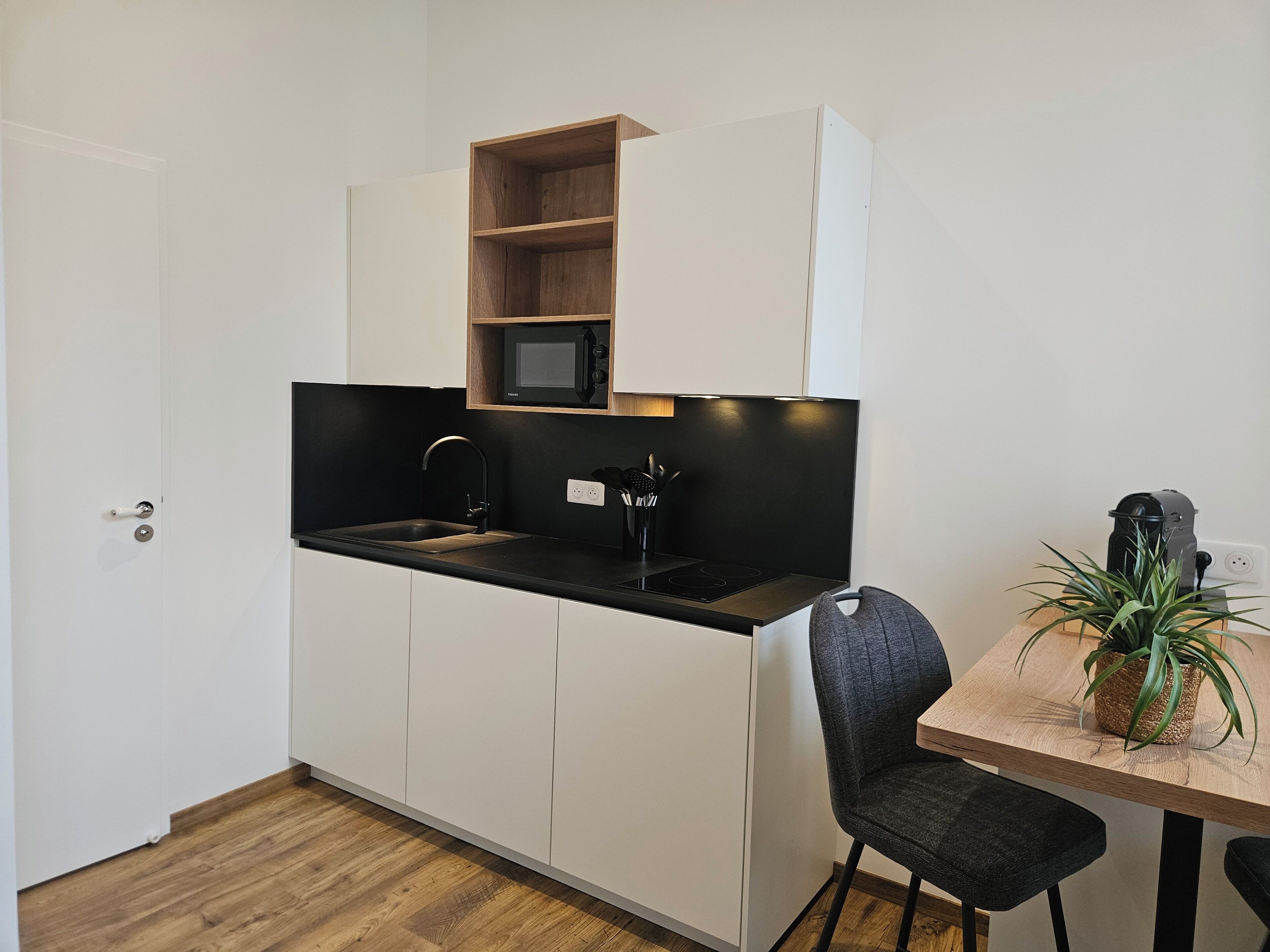 Geladeira, micro-ondas, cooktop, cafeteira/chaleira