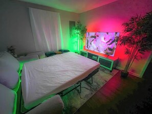 4 habitaciones, escritorio y tabla de planchar con plancha