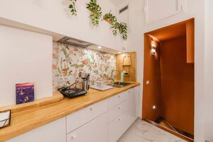 Refrigerador, microondas, placa de cocina, cafetera expreso