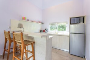 ファミリー ヴィラ 2 ベッドルーム ガーデンビュー | 専用キッチン | コンロ、調理器具と食器