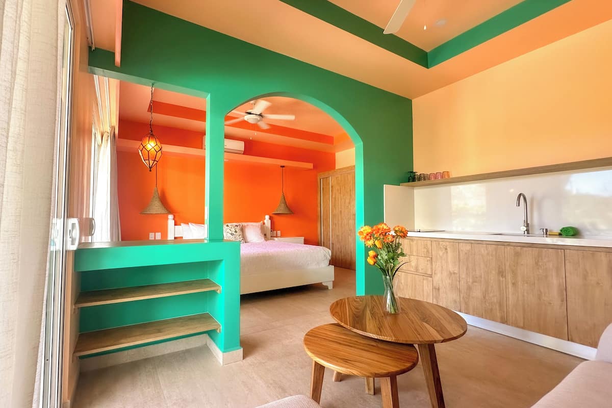 Villa Deluxe, vista al jardín | Caja de seguridad en la habitación y cortinas blackout