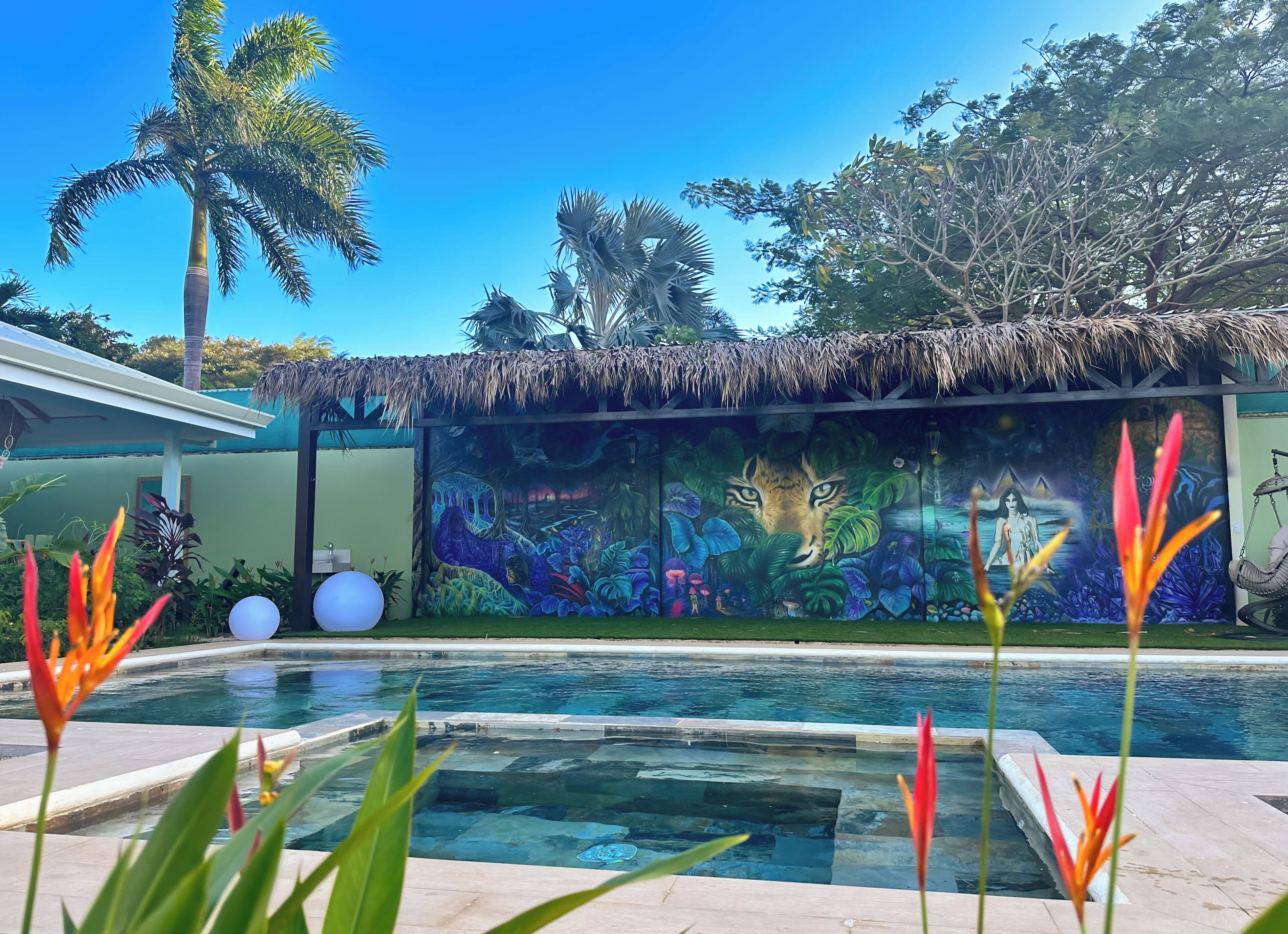 Ulkouima-allas avoinna 6.00–21.00, aurinkotuoleja