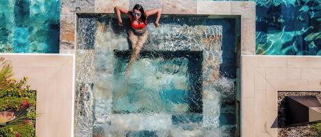 Piscine extérieure, accÚs possible de 6 h à 21 h, chaises longues