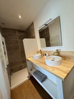 Dusj, hårføner, håndklær og såpe