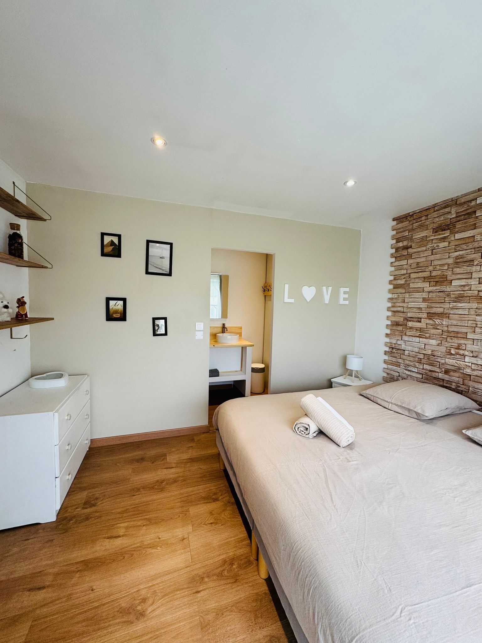 3 bedrooms, iron/ironing board, WiFi, bed sheets