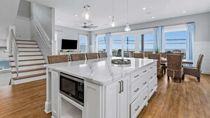 Private kitchen - Chat N Chill Beach Retreat Pool, Beachfront, Private Beach (Panama City Beach)