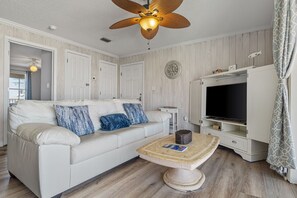 Smart TV, video games - New! Steps to Gulf, sweeping Santa Rosa Sound water views, pool, private balcony (Navarre Beach)