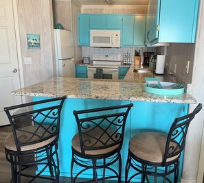 Køleskab, mikrobølgeovn, ovn, kogeplade