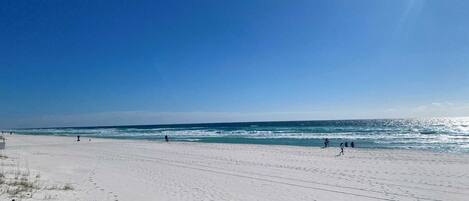 In Strandnähe, Liegestühle, Strandtücher