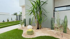 Property grounds - Casa Guacamaya Azul | Corner Home with Clubhouse and Pool Access (La Paz)