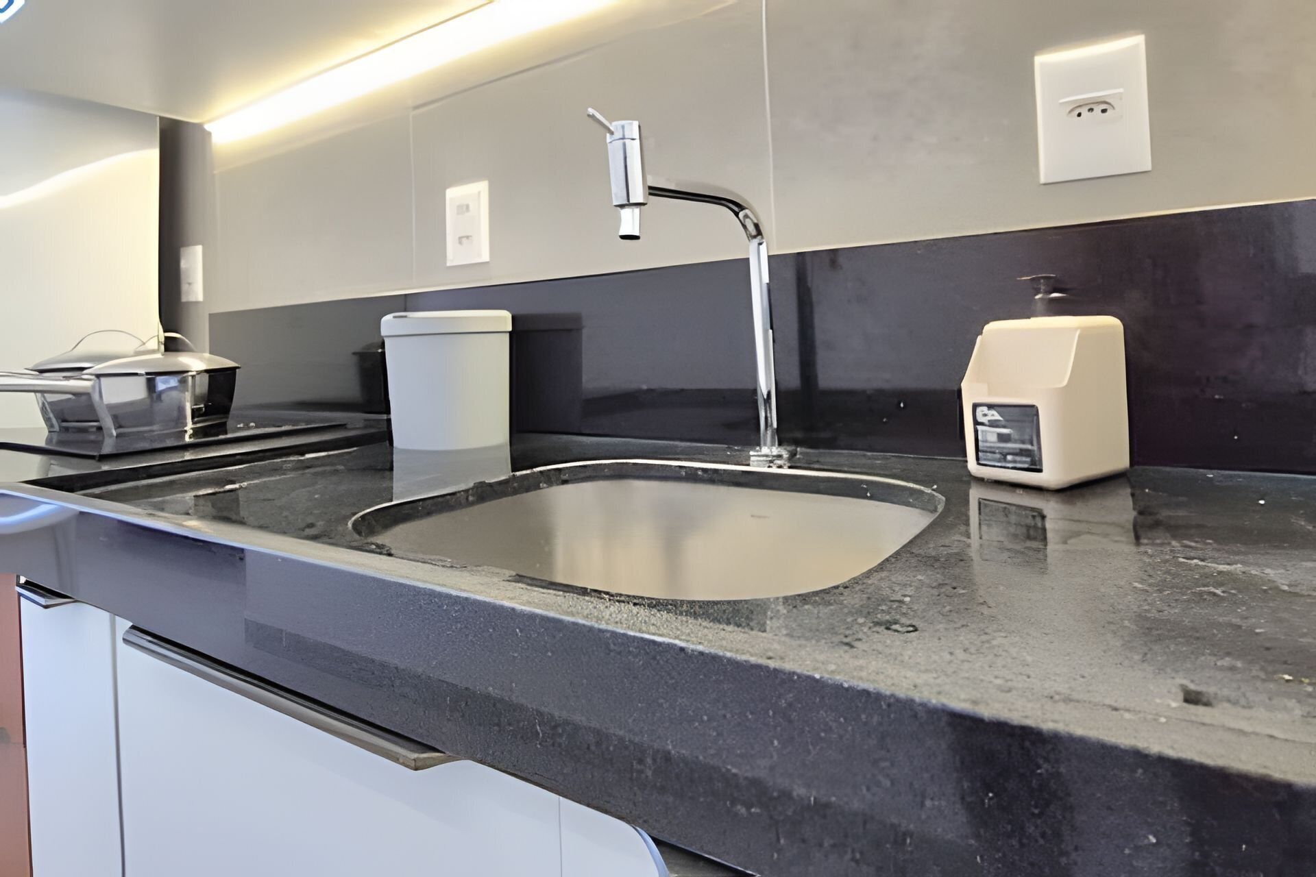 Studio | Dapur pribadi | Lemari es kecil, microwave, kompor, dan peralatan masak/sendok-piring