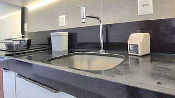 Studio | Dapur pribadi | Lemari es kecil, microwave, kompor, dan peralatan masak/sendok-piring