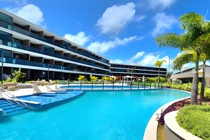 4 piscines extérieures