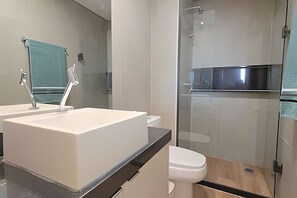 Studio | Bathroom | Shower, hair dryer, towels, soap - Beach Class Summer by Temporada Inn (Ipojuca)