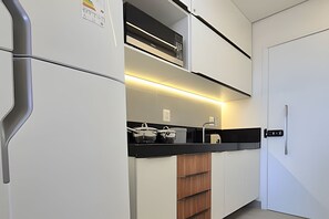 Studio | Eigene Küche | Mini-Kühlschrank, Mikrowelle, Herdplatte, Kochgeschirr/Geschirr/Besteck