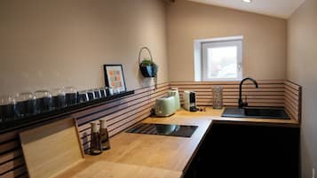 Een microgolfoven, een oven, een kookplaat