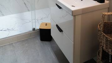 Dusche, Haartrockner, Handtücher, Seife