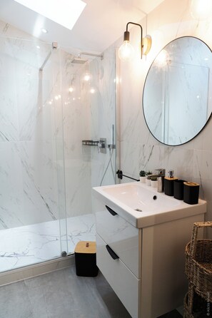 Dusche, Haartrockner, Handtücher, Seife