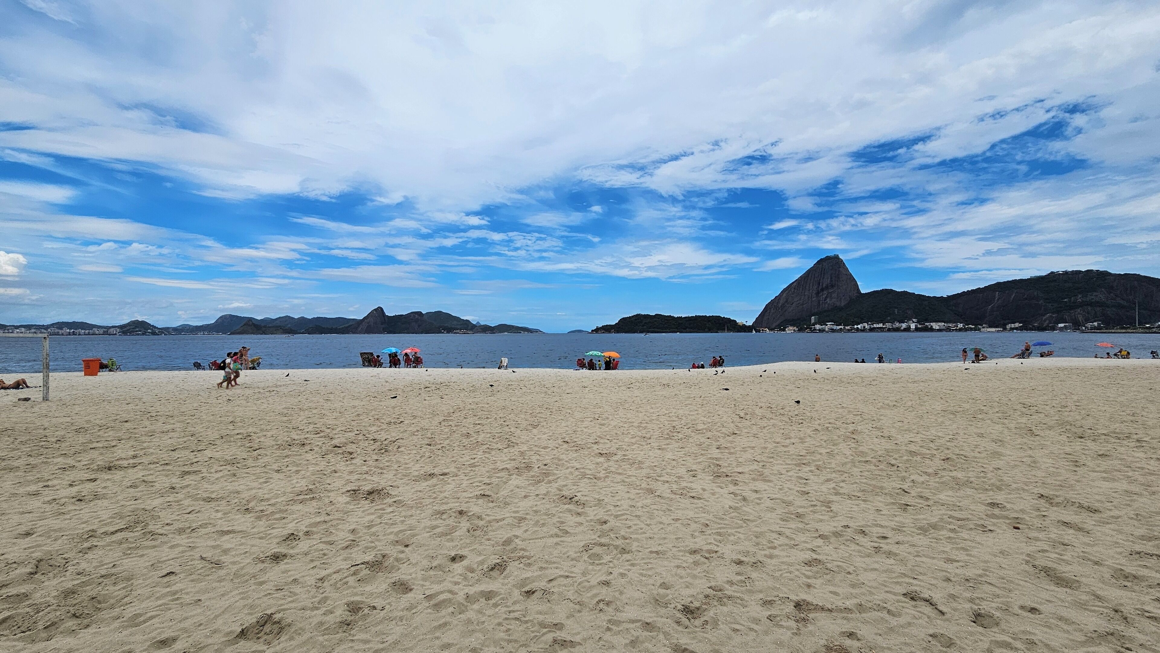 Nær stranden og strandhåndklær