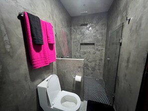 Dusch, handdukar och toalettpapper
