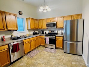 Réfrigérateur, four à micro-ondes, un four, surface de cuisson