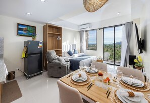 1 bedroom, iron/ironing board, WiFi, bed sheets - Close to Mactan Airport. Peaceful community and stunning views. (Lapu-Lapu)