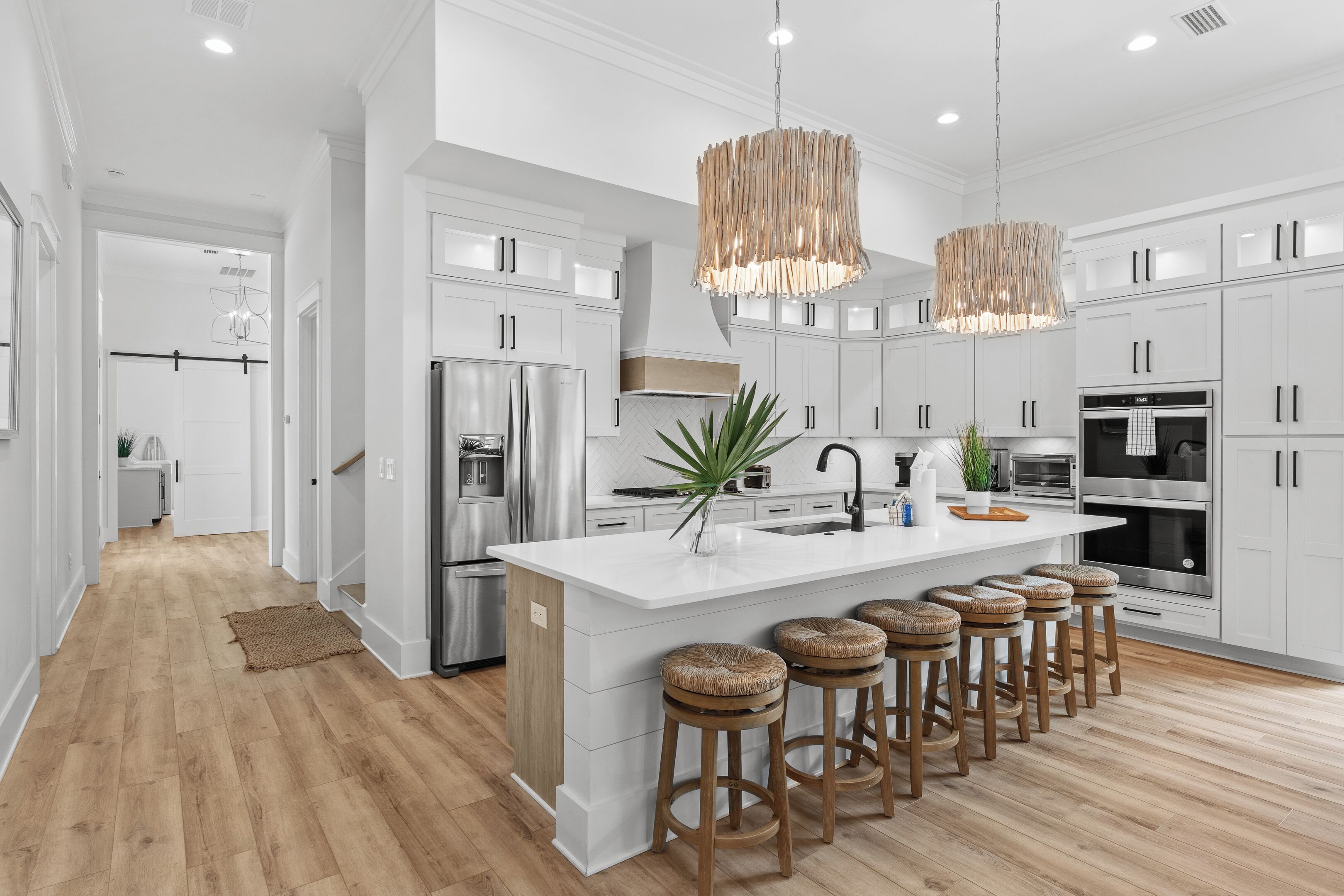 Mikrobølgeovn, ovn, kokeplater og oppvaskmaskin