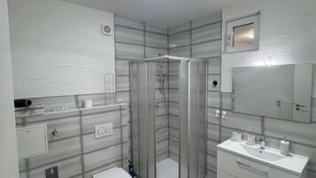 Dusche, Haartrockner, Handtücher, Seife