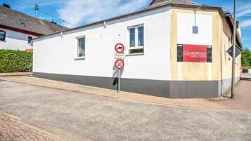 Un edificio con un cartel que indica un límite de velocidad de 30 km/h.