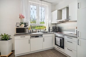 Wasserkocher mit Kaffee-/Teezubehör, Kühlschrank, Mikrowelle, Ofen
