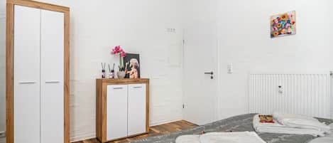 1 bedroom, in-room safe, iron/ironing board, WiFi (free)