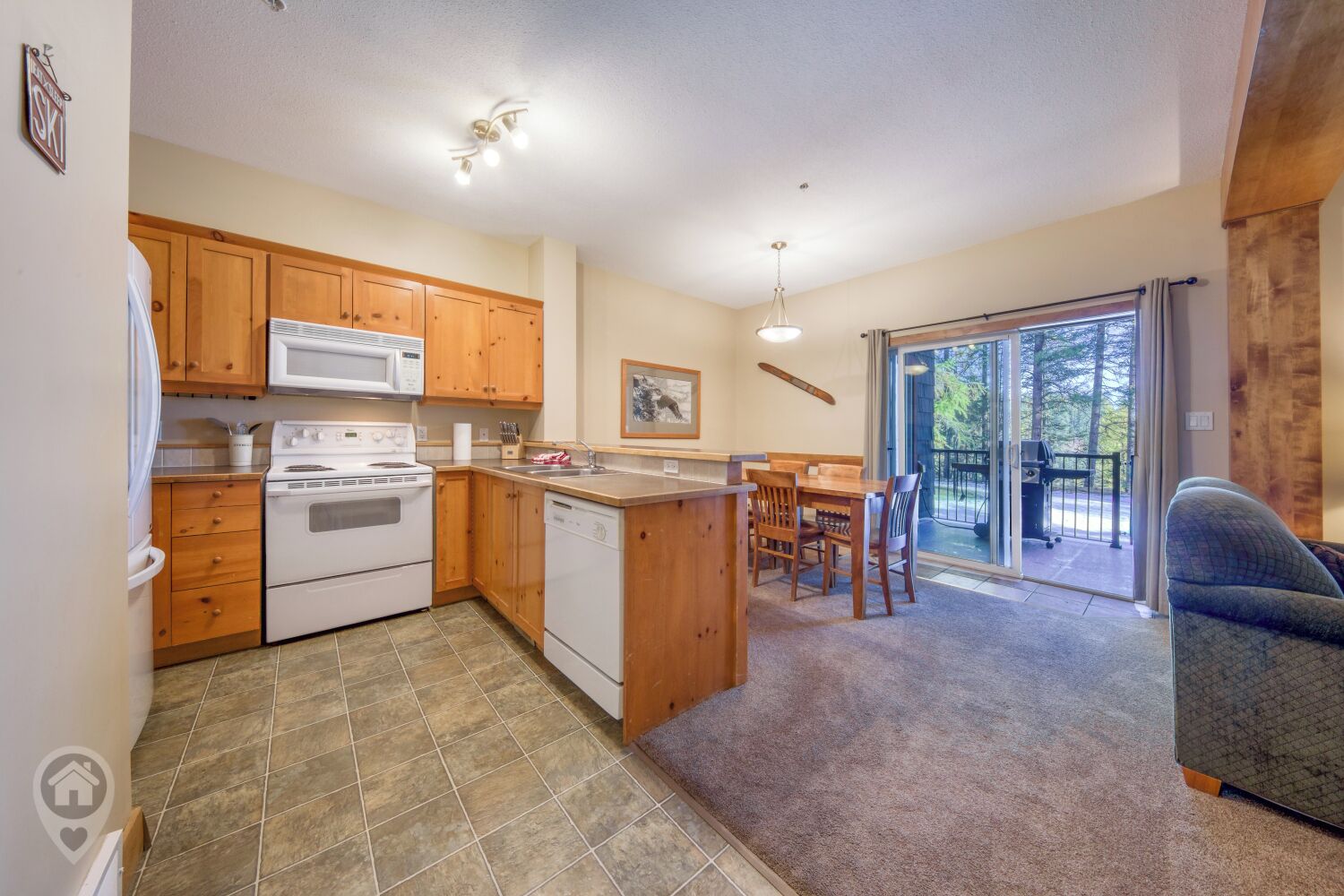 Réfrigérateur, four à micro-ondes, un four, surface de cuisson