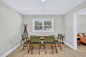 Dining - King bed, EV charger, minutes from UNCW, ILM Airport, area beaches and downtown. (Wilmington)