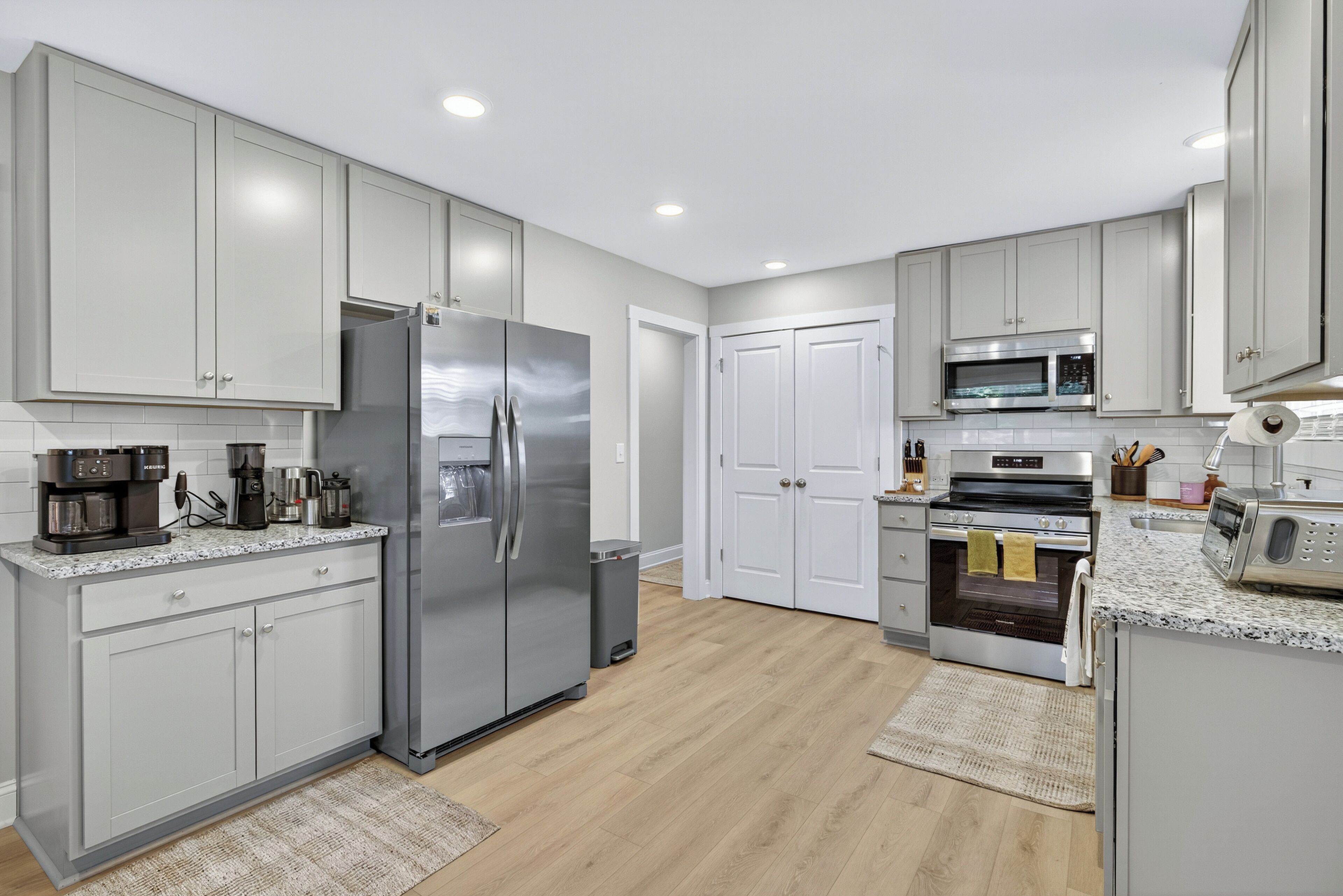 Mikrobølgeovn, ovn, kokeplater og oppvaskmaskin